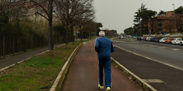Nem caminhada nem bicicleta: o exercício simples para proteger o coração de idosos
