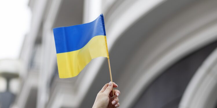 Em guerra, Ucrânia acaba de ter energia elétrica cortada e moradores estão no escuro