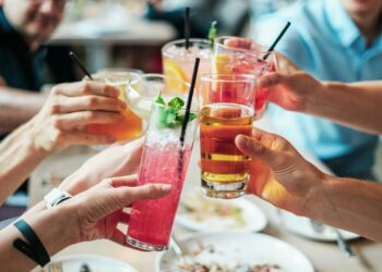 Como beber álcool do jeito certo para não destruir o fígado