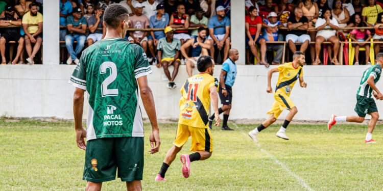 Aos 33 anos, jogador que fez história por Santos e Flamengo vai reforçar time de várzea