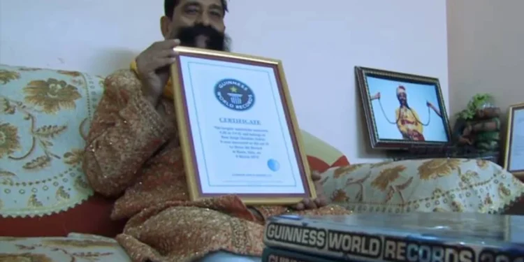 Homem entrou para o Guinness Book por ter um bigode gigante de 5,4 metros