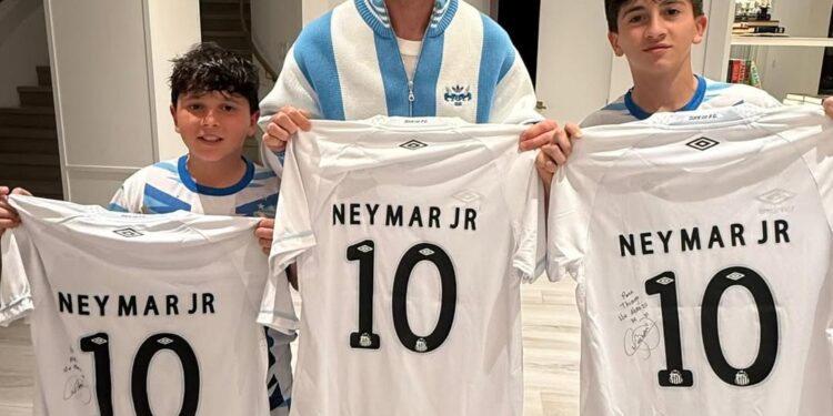 Após movimento de Neymar, Santos anuncia que Messi vai vestir a camisa do clube