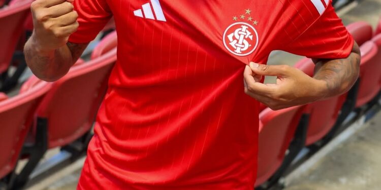 Confirmado: Ronald Araújo, zagueiro do Barcelona, é do Inter