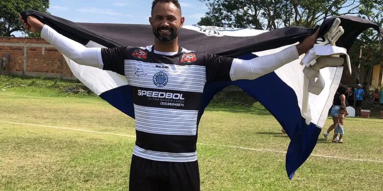 Jogando em time sem divisão, goleiro Bruno recebe salário dos sonhos da maioria dos brasileiros