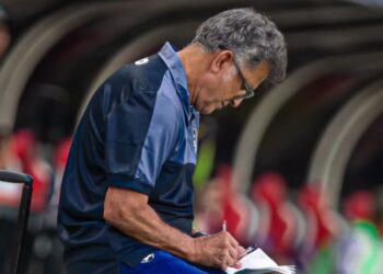 Treinador de time da Série A surta e demite jogador ao vivo em coletiva de imprensa