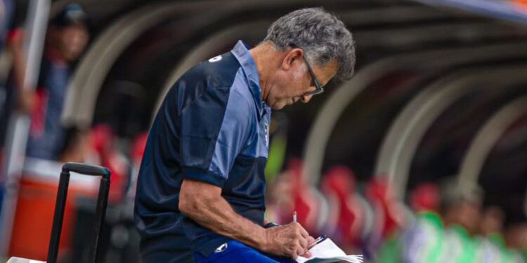 Treinador de time da Série A surta e demite jogador ao vivo em coletiva de imprensa