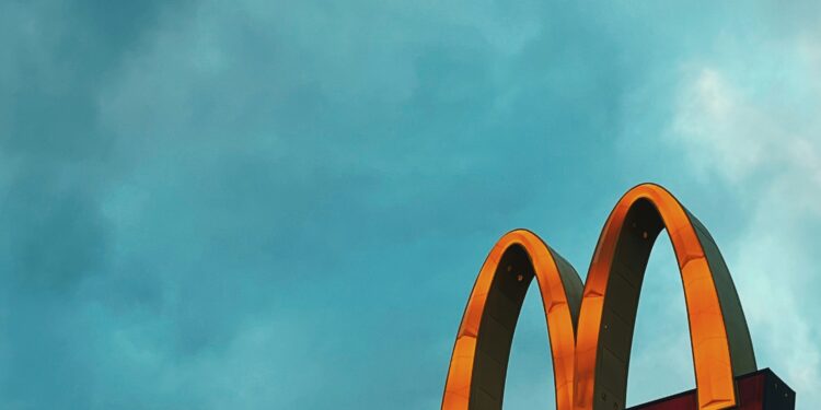 Bill Gates e outros famosos possuem passe livre para comer de graça no McDonald’s