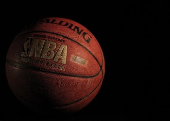 LeBron James surpreende a NBA e confirma a aposentadoria