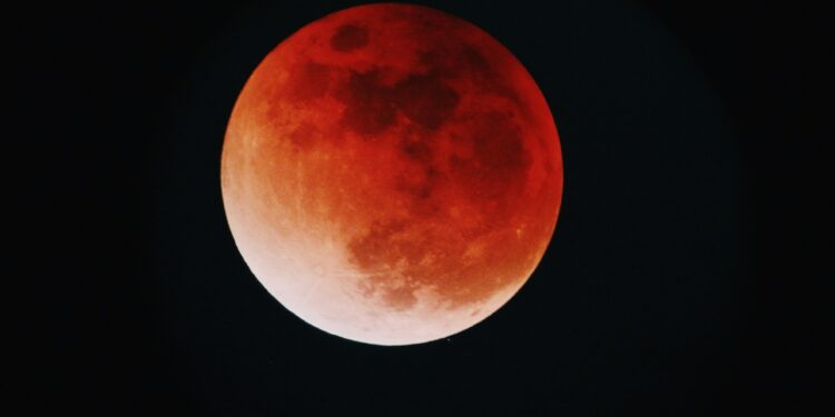 Lua vai mudar de cor na próxima semana; saiba quando o fenômeno poderá ser visto