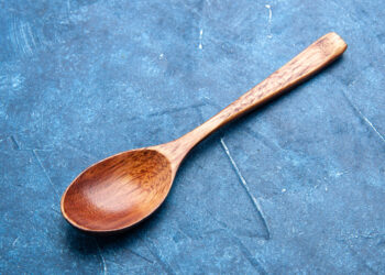 Se você ainda usa colher de pau na cozinha, especialistas fazem um alerta urgente