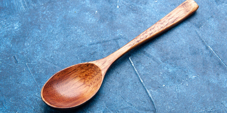 Se você ainda usa colher de pau na cozinha, especialistas fazem um alerta urgente