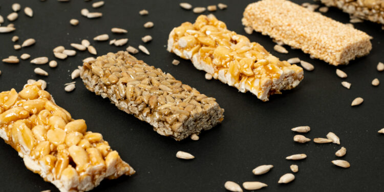 Barrinha de proteínas famosa no TikTok é processada por conter 400% mais gordura do que o informado