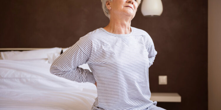 Dor nas costas pode ser um sinal de que o corpo está lutando contra um câncer