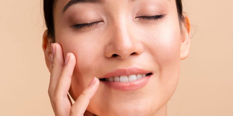 A técnica que coreanas utilizam para deixar a pele do rosto impecável, sem acne e oleosidade