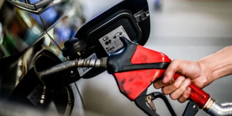 Aumento surpresa de 20% no valor do combustível pega brasileiros de surpresa