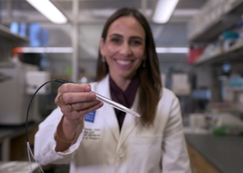 Brasileira desenvolve caneta que combate o câncer e muda vidas