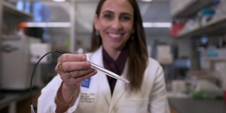 Brasileira desenvolve caneta que combate o câncer e muda vidas