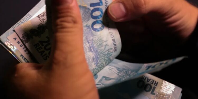 Brasileiros foram notificados sobre aumento de mais R$ 103,00 no salário mínimo