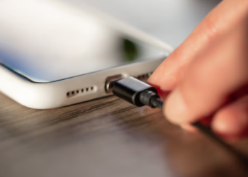 Carregadores de celular estão proibidos de serem levados em voos