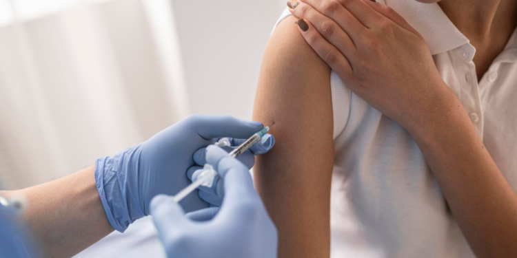 Cientistas revelam por quanto tempo vacina feita no Brasil protege