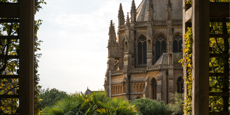 Conheça o país europeu onde o real vale muito dinheiro e brasileiros podem viajar sem gastar tanto