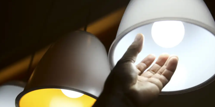 Conta de energia elétrica vai disparar nos próximos meses e brasileiros precisam se preparar