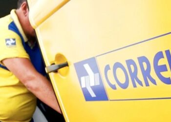 Funcionário dos Correios trabalhando