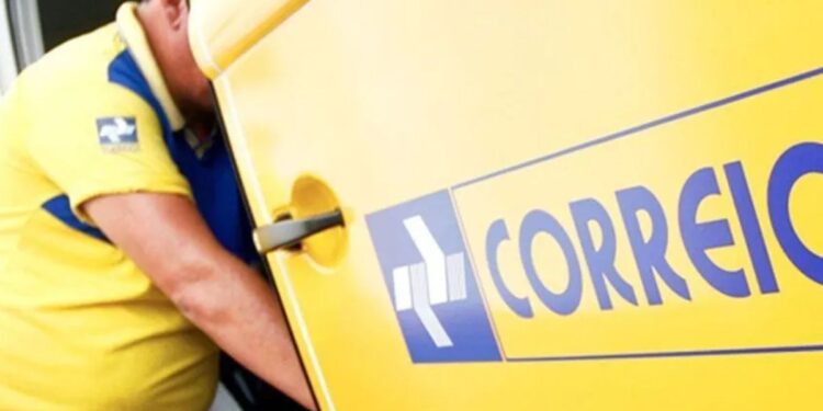 Funcionário dos Correios trabalhando
