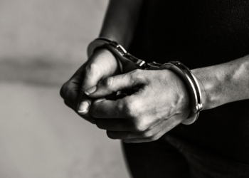 Economia que sai caro: fazer isso na conta de luz pode te levar direto para a cadeia