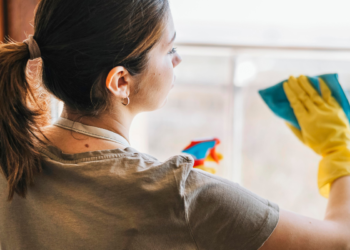 Empregadas domésticas têm direito a 18 benefícios e nem todas sabem disto