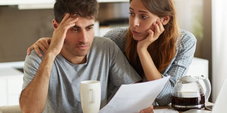 Famílias endividadas recebem notícia que acende alerta no Brasil