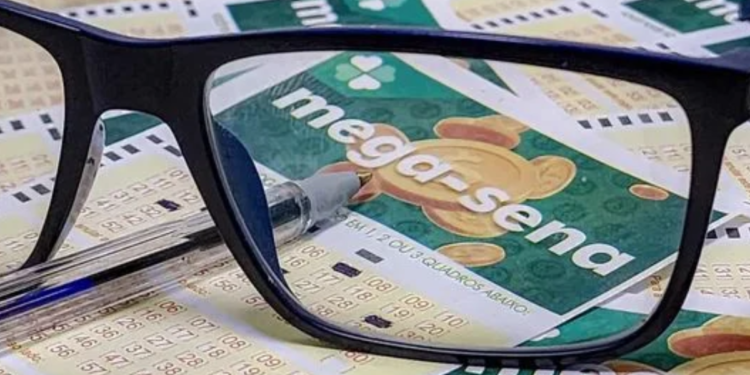 Idoso recebe prêmio da Mega da Virada 2024, dois anos após ter vencido o sorteio