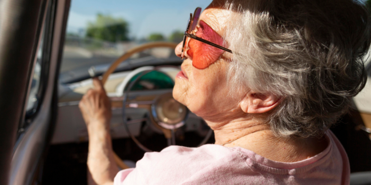 Idosos com 65+ não precisarão mais pagar pedágio no Brasil, se essa lei for aprovada