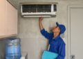 Ar-condicionado sendo instalado