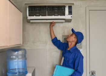 Ar-condicionado sendo instalado