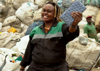 Jovem queniana desenvolve tecnologia que transforma plástico em tijolos ultraresistentes