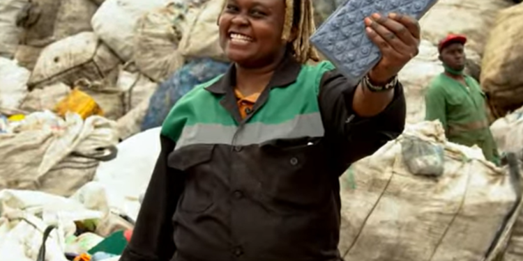 Jovem queniana desenvolve tecnologia que transforma plástico em tijolos ultraresistentes