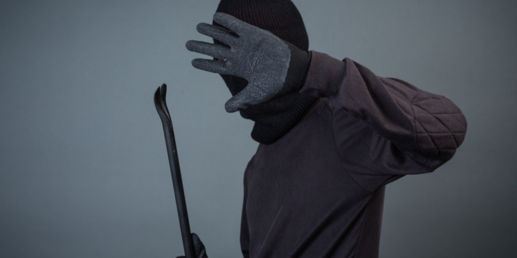 Justiça coloca um dos criminosos mais conhecidos do Brasil como foragido