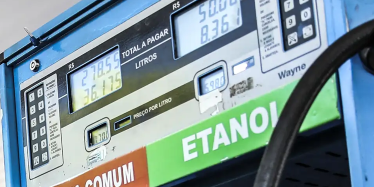 Litro da gasolina ultrapassa os R$ 7 e brasileiros são pegos de surpresa