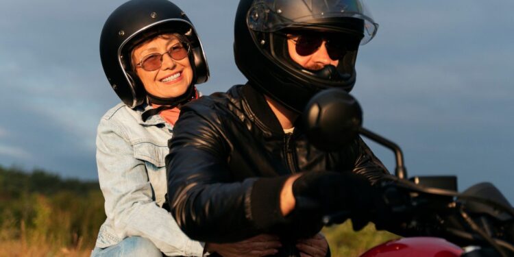 Moto com duas pessoas agora pode dar multa de mais de R$ 2 mil nessas cidades