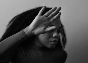 Mulheres que sofrerem violência no Brasil vão receber kit com spray de pimenta, taser de choque e arma de fogo, caso essa lei seja aprovada