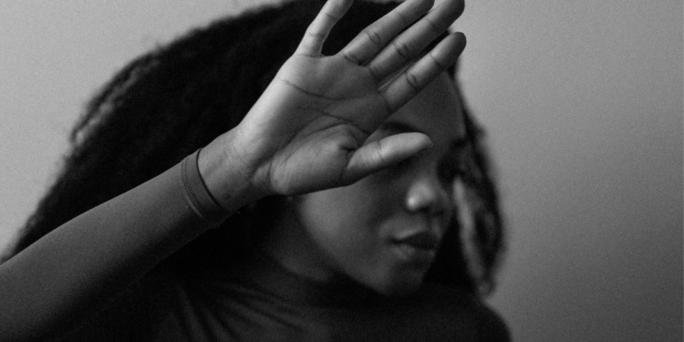 Mulheres que sofrerem violência no Brasil vão receber kit com spray de pimenta, taser de choque e arma de fogo, caso essa lei seja aprovada