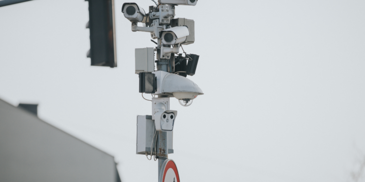 Nova tecnologia nas rodovias faz multas dispararem mais de 40% no Brasil