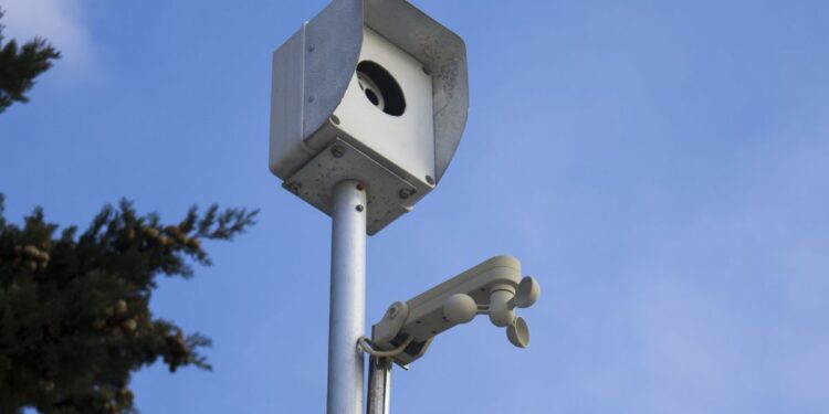 Novo radar com IA está multando muitos motoristas desavisados no Brasil