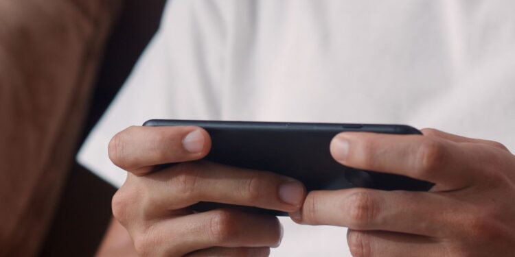 O que acontece no cérebro de quem é viciado nos “joguinhos de celular”?