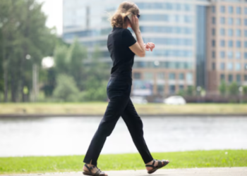 O que significa andar rápido o tempo todo? A psicologia explica