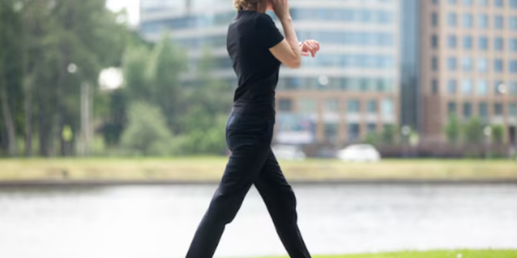 O que significa andar rápido o tempo todo? A psicologia explica