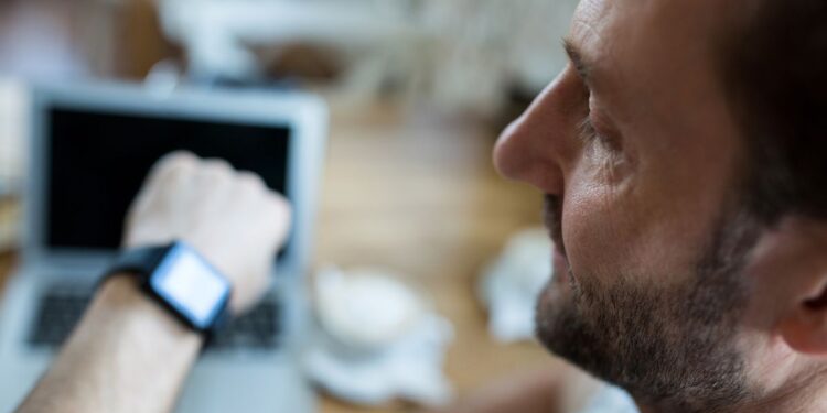 O que significa sempre chegar atrasado em encontros e por que isso pode te livrar de um infarto, segundo a ciência