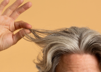 Por que algumas pessoas têm cabelos brancos ainda jovens? A ciência explica