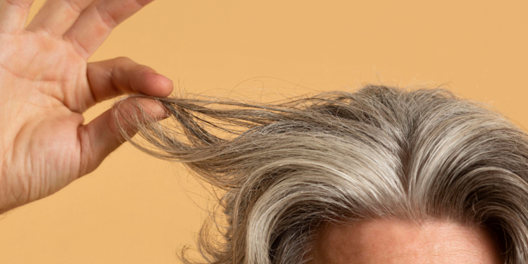 Por que algumas pessoas têm cabelos brancos ainda jovens? A ciência explica